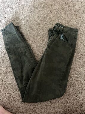 American Eagle Outfitters Men’s Dark Olive Camo Cargo Pants